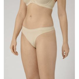 Triumph Aura Spotlight High Leg String, Kolor: jasny beż, Rozmiar: 40  sklep ebielizna.pl