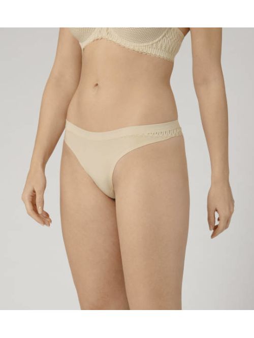 Stringi damskie z bezszwowymi brzegami Triumph Aura Spotlight High Leg String jasny beż, Kolor: jasny beż, Rozmiar: 36  sklep ebielizna.pl